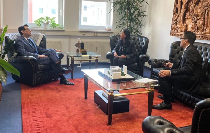 81a10c05acebb383d2e87b7f0575aa53f649744fd0e9ff099609acf8b51cbf3e.0